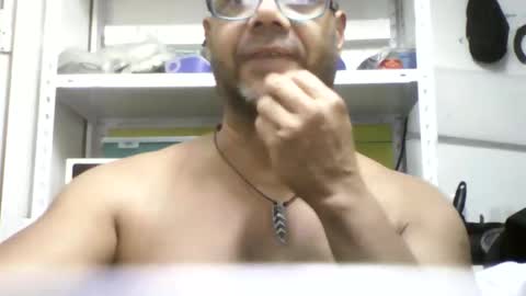 Snapshot of heistt chatting on October 18, 10:21 pm Heist Stein online show from October 18, 10:21 pm