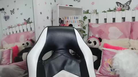Snapshot of hela_sexy_xx chatting on December 23, 3:59 am hella online show from December 23, 3:59 am