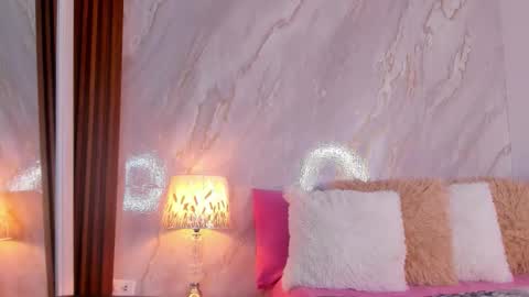 Helena Santos  online show from February 11, 11:15 am