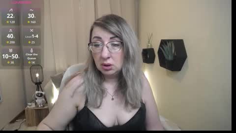 Snapshot of helenenigma chatting on February 26, 7:35 pm helenenigma online show from February 26, 7:35 pm