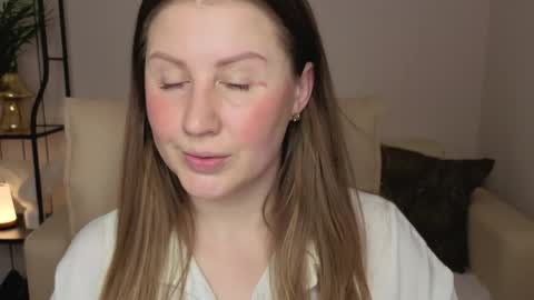 Snapshot of helens_lov chatting on May 1, 1:43 am Helen online show from May 1, 1:43 am