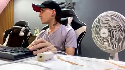 Snapshot of hell_boy66 chatting on January 14, 12:22 am Eros online show from January 14, 12:22 am