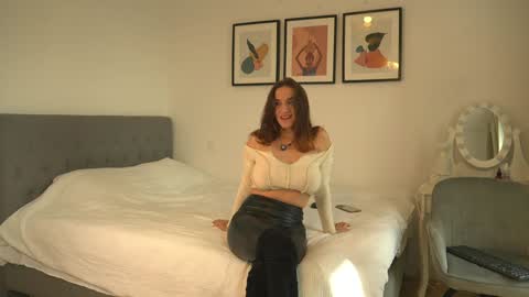 Snapshot of hell_lo chatting on February 26, 8:24 am Lorette Lory online show from February 26, 8:24 am