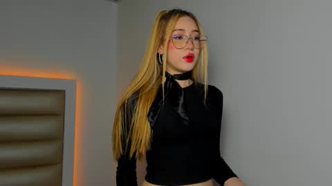 hellen__smith_ online show from January 17, 7:28 pm