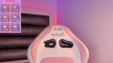 hellen__smith_ online show from March 27, 8:30 pm