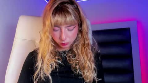 Snapshot of hellen__smith_ chatting on April 21, 1:42 am hellen__smith_ online show from April 21, 1:42 am