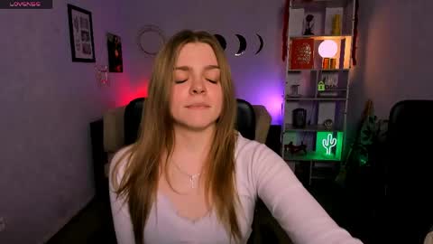 Snapshot of helli_belli chatting on April 24, 7:16 pm Helli online show from April 24, 7:16 pm