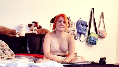 Snapshot of hellienadesroser chatting on September 28, 3:34 am HellienaDesroser online show from September 28, 3:34 am