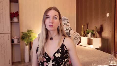 Snapshot of hello_lisha chatting on May 4, 8:32 am Alisia Monday to Friday from 10 am to 4 pm GMT 2 online show from May 4, 8:32 am