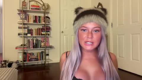 Snapshot of hellokittyluverr chatting on November 4, 6:01 am hellokittyluverr online show from November 4, 6:01 am