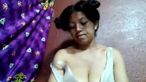 Snapshot of henitsaldy chatting on April 24, 8:11 pm henitsaldy online show from April 24, 8:11 pm