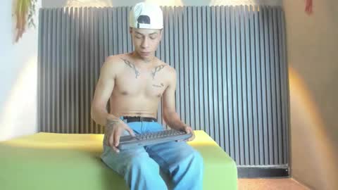 Snapshot of henry_green2 chatting on February 27, 7:36 pm Henry online show from February 27, 7:36 pm