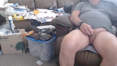 Snapshot of henryjxxx chatting on October 12, 10:47 am henryjxxx online show from October 12, 10:47 am