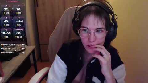 Snapshot of heraluna_ chatting on December 14, 4:01 am HeraLuna online show from December 14, 4:01 am