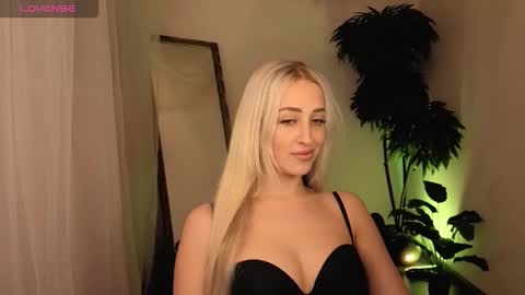 Elise online show from March 24, 2:05 am