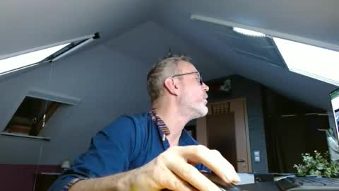 Snapshot of hering76 chatting on January 7, 8:56 am hering76 online show from January 7, 8:56 am