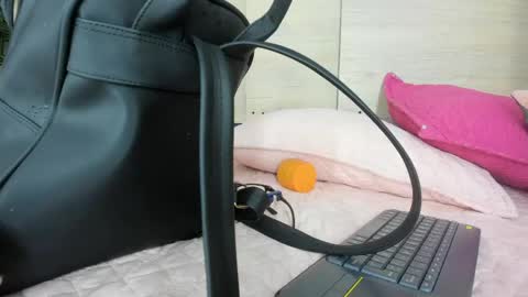 Snapshot of hermione_brown chatting on June 6, 11:37 am hermione_brown online show from June 6, 11:37 am