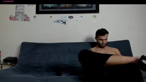 Snapshot of heteros_curious_ chatting on June 24, 9:14 pm yeis online show from June 24, 9:14 pm