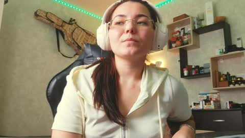 Snapshot of hettiehockenbrock chatting on May 25, 9:48 am Bella online show from May 25, 9:48 am
