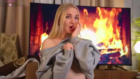 Snapshot of hey_becky chatting on February 10, 7:01 am Becky online show from February 10, 7:01 am