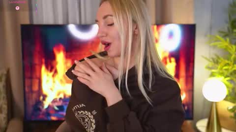 Snapshot of hey_becky chatting on February 11, 6:40 am Becky online show from February 11, 6:40 am