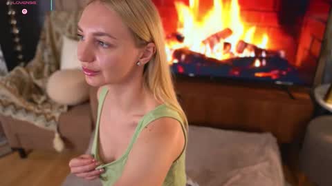 Snapshot of hey_becky chatting on February 23, 8:12 am Becky online show from February 23, 8:12 am