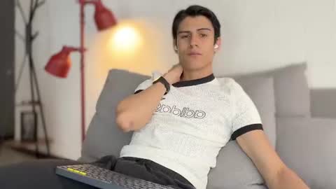 Snapshot of hey_cesard chatting on July 18, 4:55 pm hey_cesard online show from July 18, 4:55 pm