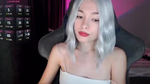 Snapshot of hey_nora_ chatting on April 21, 7:03 am Nora online show from April 21, 7:03 am