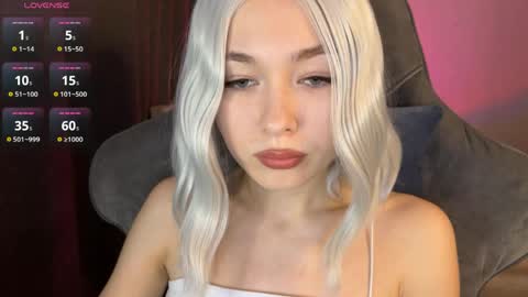 Snapshot of hey_nora_ chatting on June 3, 1:03 pm Nora online show from June 3, 1:03 pm