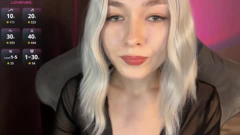 Snapshot of hey_nora_ chatting on June 5, 10:37 pm Nora online show from June 5, 10:37 pm