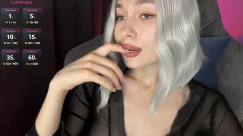 Snapshot of hey_nora_ chatting on June 7, 9:18 pm Nora online show from June 7, 9:18 pm