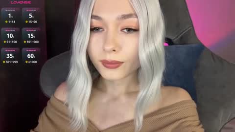 Snapshot of hey_nora_ chatting on June 15, 12:24 am Nora online show from June 15, 12:24 am