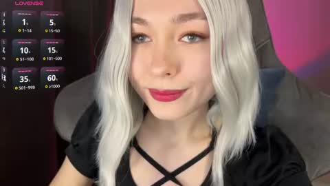Snapshot of hey_nora_ chatting on June 19, 11:19 pm Nora online show from June 19, 11:19 pm