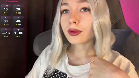 Snapshot of hey_nora_ chatting on June 23, 3:26 am Nora online show from June 23, 3:26 am