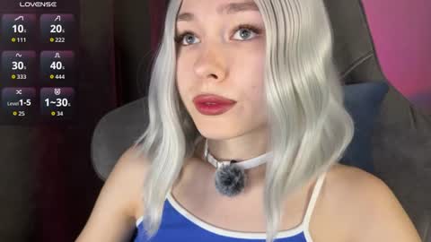 Snapshot of hey_nora_ chatting on July 8, 9:25 am Nora online show from July 8, 9:25 am