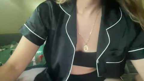 Snapshot of heybluebabe chatting on November 14, 9:02 pm Blue online show from November 14, 9:02 pm