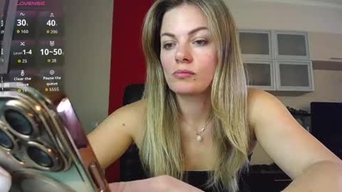 Snapshot of hi_bye_ chatting on April 23, 12:29 pm Lina online show from April 23, 12:29 pm