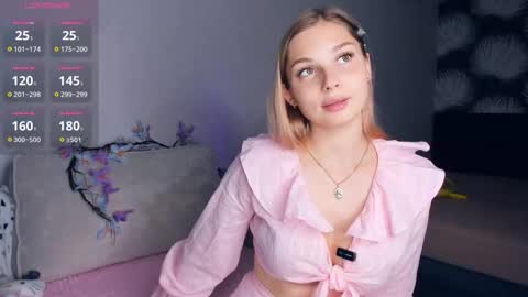 Snapshot of hidden_charm chatting on September 19, 3:13 pm Elizabeth online show from September 19, 3:13 pm