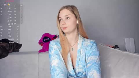 Snapshot of hidden_charm chatting on February 22, 4:16 pm Elizabeth online show from February 22, 4:16 pm