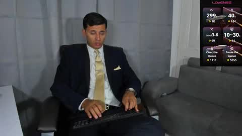 Snapshot of hiddenoffice chatting on October 4, 11:36 pm George online show from October 4, 11:36 pm