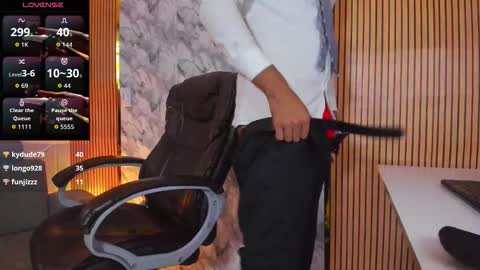 Snapshot of hiddenoffice chatting on October 13, 11:43 am George online show from October 13, 11:43 am