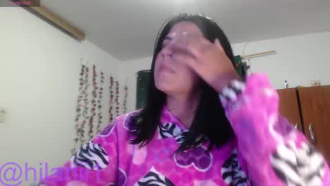 hilaril18 online show from April 21, 2:51 am