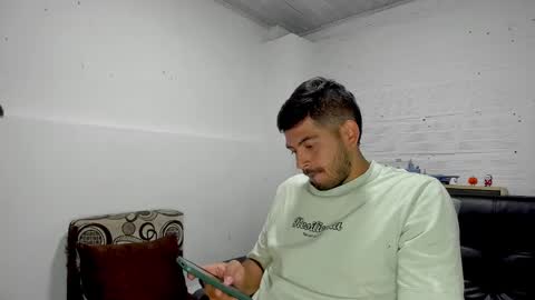 Snapshot of himoreno97 chatting on February 1, 10:44 pm Hi moreno online show from February 1, 10:44 pm