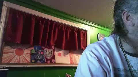 Snapshot of hippiedad333 chatting on February 12, 11:11 pm hippiedad333 online show from February 12, 11:11 pm