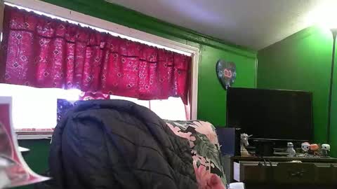 Snapshot of hippiedad333 chatting on February 23, 9:56 pm hippiedad333 online show from February 23, 9:56 pm