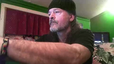 hippiedad333 online show from April 16, 7:09 am