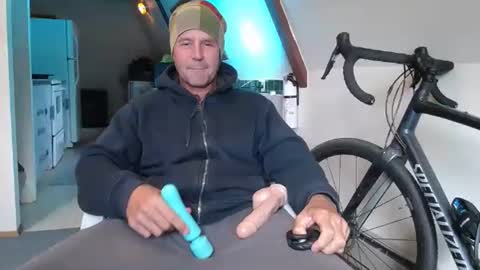 Snapshot of hippiezen chatting on February 16, 10:17 pm Hippie Jijm online show from February 16, 10:17 pm