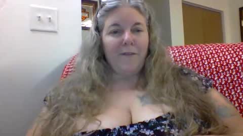 hippysnewhere online show from June 9, 11:49 pm