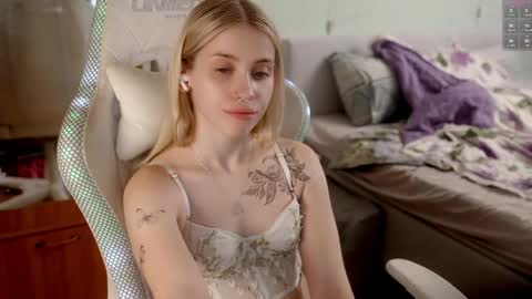 Holly online show from April 14, 7:42 pm