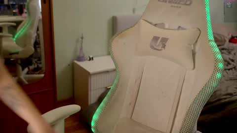 Holly online show from April 16, 7:14 pm